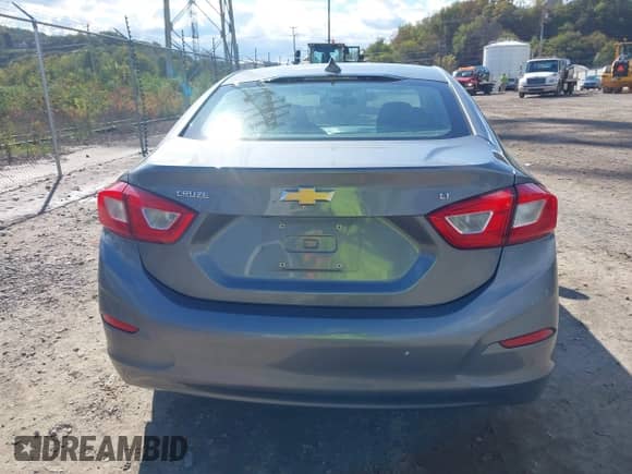 2018 Chevrolet Cruze LT z VIN 1G1BE5SM0J7153888, wystawiony jako IAAI lot #43407041 z przebiegiem 17 136 mil mil oraz . Historia ofert i sprzedaży dostępna na DreamBid. Obrazek 16.