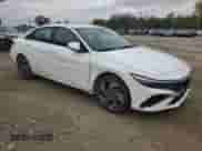 2025 Hyundai Elantra SEL Convenience z VIN KMHLS4DG3SU027061, wystawiony jako Copart lot #90574505 z przebiegiem 7 612 mil mil oraz Czysty tytuł • Clean title. Historia ofert i sprzedaży dostępna na DreamBid. Obrazek 4.
