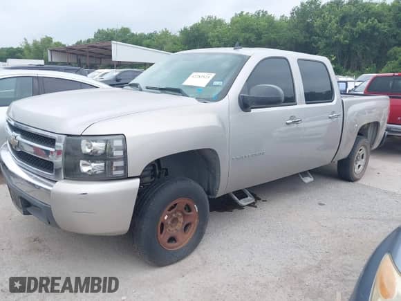 2007 Chevrolet Silverado 1500 Work Truck z VIN 2GCEC13C071556378, wystawiony jako IAAI lot #42282523 z przebiegiem 232 328 mil mil oraz . Historia ofert i sprzedaży dostępna na DreamBid. Obrazek 17.
