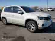 2013 Volkswagen Tiguan SE z VIN WVGAV3AX4DW599521, wystawiony jako Copart lot #49284325 z przebiegiem 123 430 mil mil oraz Czysty tytuł • Clean title. Historia ofert i sprzedaży dostępna na DreamBid. Obrazek 4.