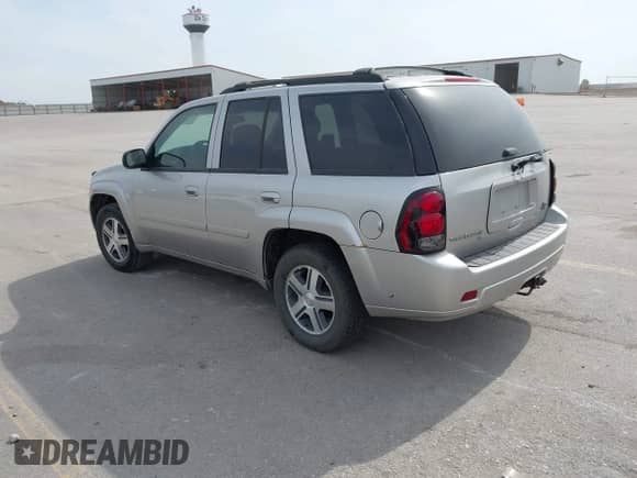 2006 Chevrolet TrailBlazer LT z VIN 1GNDT13S362205361, wystawiony jako IAAI lot #43346313 z przebiegiem 221 138 mil mil oraz . Historia ofert i sprzedaży dostępna na DreamBid. Obrazek 3.