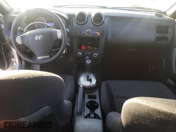 2008 Hyundai Tiburon GS z VIN KMHHM66D48U293082, wystawiony jako Copart lot #64401385 z przebiegiem 71 163 mil mil oraz Szkoda całkowita • Salvage title. Historia ofert i sprzedaży dostępna na DreamBid. Obrazek 8.