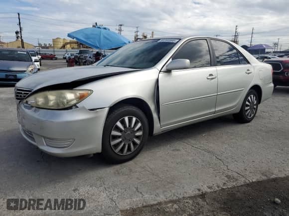 2005 Toyota Camry STD с VIN JTDBE32K453033874, выставлен на аукционе Copart как лот 80390895 с пробегом 61 464 миль миль и Списание • Salvage title. История ставок и продаж доступна на DreamBid. Изображение 1.