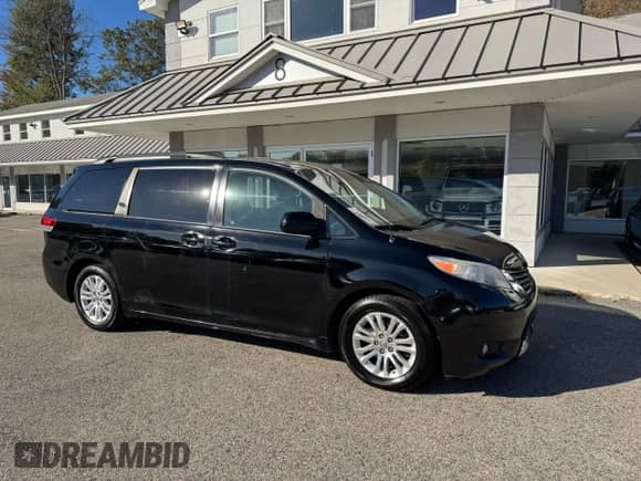 2012 Toyota Sienna XLE AAS with VIN 5TDYK3DC2CS267922, listed as a Copart auction lot 86590465 with 207,589 mi miles and Clean title. Bid and sale history available at DreamBid. Image 1.