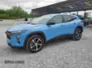2024 Chevrolet Trax 1RS z VIN KL77LGE22RC079611, wystawiony jako Copart lot #55035135 z przebiegiem 16 948 mil mil oraz Szkoda całkowita • Salvage title. Historia ofert i sprzedaży dostępna na DreamBid. Obrazek 1.
