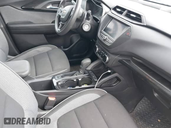 2022 Chevrolet TrailBlazer LS z VIN KL79MMS25NB134237, wystawiony jako IAAI lot #42441790 z przebiegiem 21 278 mil mil oraz . Historia ofert i sprzedaży dostępna na DreamBid. Obrazek 5.