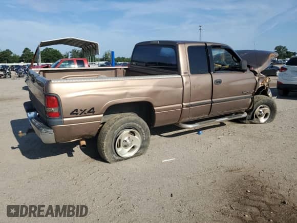 2000 Dodge 1500 z VIN 1B7HF13Z9YJ150874, wystawiony jako Copart lot #62714255 z przebiegiem 173 515 mil mil oraz Szkoda całkowita • Salvage title. Historia ofert i sprzedaży dostępna na DreamBid. Obrazek 3.