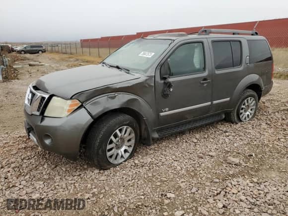 2008 Nissan Pathfinder SE z VIN 5N1BR18B28C610448, wystawiony jako Copart lot #45411914 z przebiegiem Nie podano mil oraz Czysty tytuł • Clean title. Historia ofert i sprzedaży dostępna na DreamBid. Obrazek 1.