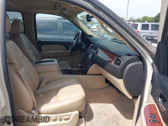 2008 Chevrolet Tahoe LTZ z VIN 1GNFC13J98R177933, wystawiony jako IAAI lot #42241762 z przebiegiem 135 187 mil mil oraz . Historia ofert i sprzedaży dostępna na DreamBid. Obrazek 5.