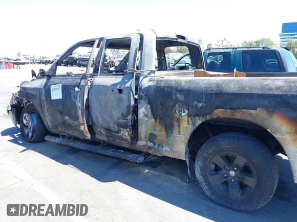 2009 Dodge 1500 SLT z VIN 1D3HB18T39S776830, wystawiony jako IAAI lot #42825363 z przebiegiem Nie podano mil oraz . Historia ofert i sprzedaży dostępna na DreamBid. Obrazek 13.