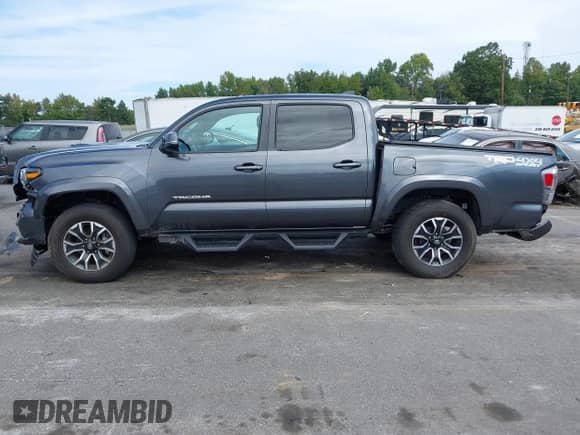 2023 Toyota Tacoma SR z VIN 3TMCZ5AN3PM613358, wystawiony jako IAAI lot #43211852 z przebiegiem 25 287 mil mil oraz . Historia ofert i sprzedaży dostępna na DreamBid. Obrazek 14.
