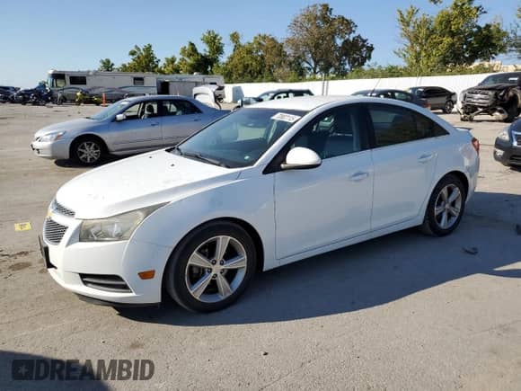 2013 Chevrolet Cruze 2LT z VIN 1G1PE5SB9D7245266, wystawiony jako Copart lot #70882115 z przebiegiem 152 070 mil mil oraz Czysty tytuł • Clean title. Historia ofert i sprzedaży dostępna na DreamBid. Obrazek 1.