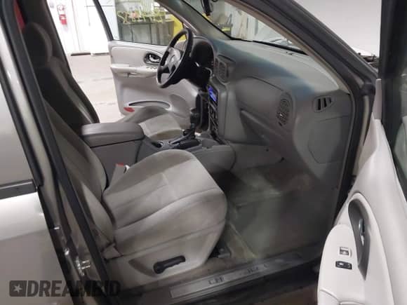 2006 Chevrolet TrailBlazer LS z VIN 1GNDT13S262180002, wystawiony jako IAAI lot #43499852 z przebiegiem 206 429 mil mil oraz . Historia ofert i sprzedaży dostępna na DreamBid. Obrazek 5.