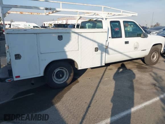 1998 Chevrolet Silverado 2500 z VIN 1GCGC29R9WE223331, wystawiony jako IAAI lot #41012711 z przebiegiem 139 387 mil mil oraz . Historia ofert i sprzedaży dostępna na DreamBid. Obrazek 4.