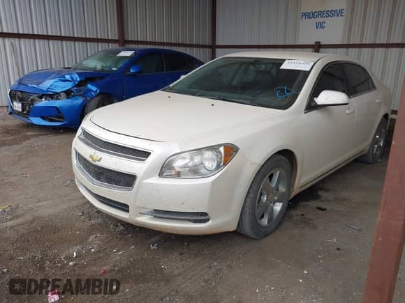 2010 Chevrolet Malibu 2LT z VIN 1G1ZD5EB6AF143030, wystawiony jako IAAI lot #43394355 z przebiegiem 112 558 mil mil oraz . Historia ofert i sprzedaży dostępna na DreamBid. Obrazek 2.
