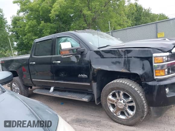 2018 Chevrolet Silverado 2500HD High Country с VIN 1GC1KXEY0JF116819, выставлен на аукционе IAAI как лот 42502418 с пробегом 113 411 миль миль и . История ставок и продаж доступна на DreamBid. Изображение 13.
