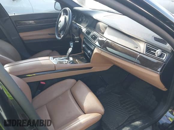 2011 BMW 7 Series 750Li xDrive z VIN WBAKC8C55BC434418, wystawiony jako IAAI lot #42695385 z przebiegiem 93 427 mil mil oraz . Historia ofert i sprzedaży dostępna na DreamBid. Obrazek 5.