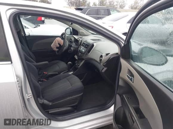 2013 Chevrolet Sonic LT с VIN 1G1JC5SH0D4167557, выставлен на аукционе IAAI как лот 43449749 с пробегом 96 216 миль миль и . История ставок и продаж доступна на DreamBid. Изображение 5.