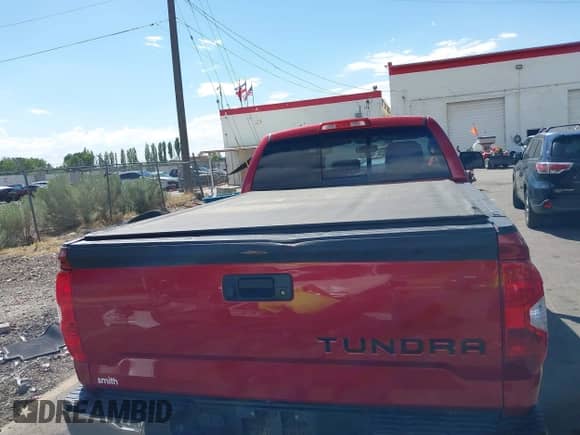 2016 Toyota Tundra SR z VIN 5TFUY5F18GX577187, wystawiony jako IAAI lot #43048514 z przebiegiem 153 302 mil mil oraz . Historia ofert i sprzedaży dostępna na DreamBid. Obrazek 16.