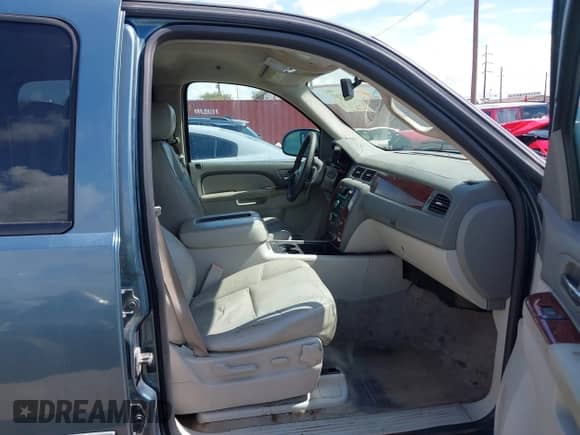 2010 Chevrolet Suburban LT z VIN 1GNUCJE01AR142336, wystawiony jako IAAI lot #42569262 z przebiegiem 298 479 mil mil oraz . Historia ofert i sprzedaży dostępna na DreamBid. Obrazek 5.