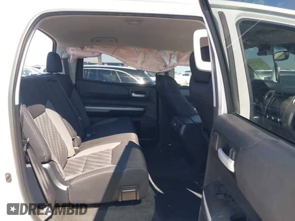 2018 Toyota Tundra SR5 с VIN 5TFEY5F15JX240200, выставлен на аукционе IAAI как лот 43347761 с пробегом 228 304 миль миль и . История ставок и продаж доступна на DreamBid. Изображение 8.