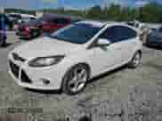 2013 Ford Focus Titanium z VIN 1FADP3N25DL151063, wystawiony jako Copart lot #84240975 z przebiegiem 154 686 mil mil oraz Szkoda całkowita • Salvage title. Historia ofert i sprzedaży dostępna na DreamBid. Obrazek 1.