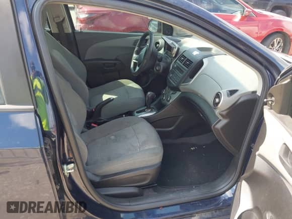 2015 Chevrolet Sonic LS с VIN 1G1JA5SHXF4135949, выставлен на аукционе IAAI как лот 43091003 с пробегом 201 498 миль миль и . История ставок и продаж доступна на DreamBid. Изображение 5.
