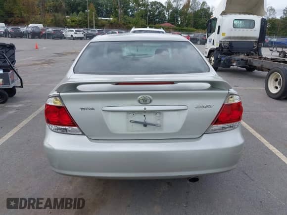 2005 Toyota Camry XLE z VIN 4T1BE32K35U547124, wystawiony jako IAAI lot #43356167 z przebiegiem 235 904 mil mil oraz . Historia ofert i sprzedaży dostępna na DreamBid. Obrazek 16.
