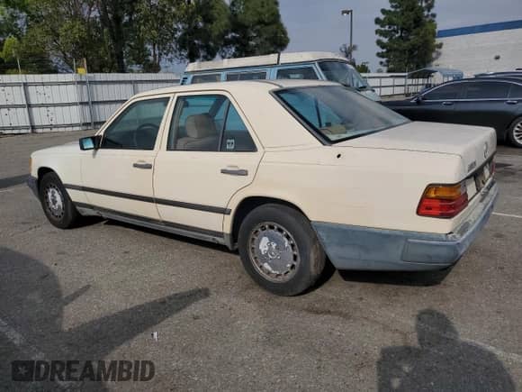 1988 Mercedes-Benz 300 E z VIN WDBEA30D4JA640293, wystawiony jako Copart lot #50998785 z przebiegiem 179 471 mil mil oraz Czysty tytuł • Clean title. Historia ofert i sprzedaży dostępna na DreamBid. Obrazek 2.
