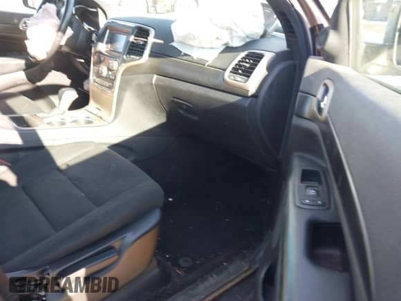 2017 Jeep Grand Cherokee Laredo z VIN 1C4RJFAG5HC836402, wystawiony jako IAAI lot #41209574 z przebiegiem 58 875 mil mil oraz . Historia ofert i sprzedaży dostępna na DreamBid. Obrazek 5.