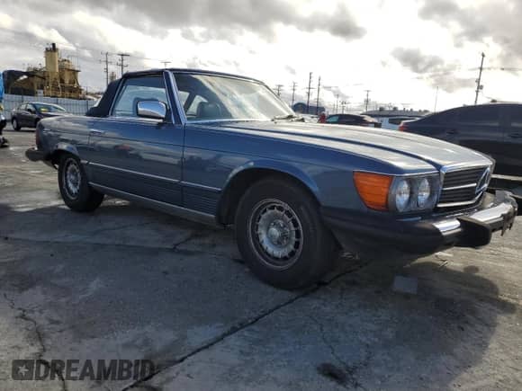 1984 Mercedes-Benz 380 SL z VIN WDBBA45A0EA010252, wystawiony jako Copart lot #85311625 z przebiegiem 75 448 mil mil oraz Szkoda całkowita • Salvage title. Historia ofert i sprzedaży dostępna na DreamBid. Obrazek 4.