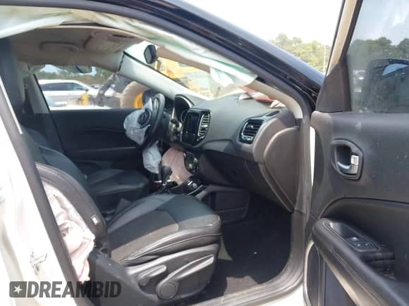 2019 Jeep Compass Altitude z VIN 3C4NJCBB0KT802623, wystawiony jako IAAI lot #42862871 z przebiegiem 108 565 mil mil oraz . Historia ofert i sprzedaży dostępna na DreamBid. Obrazek 5.