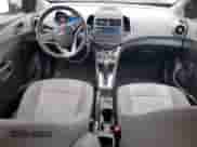 2014 Chevrolet Sonic LS z VIN 1G1JA5SH1E4197657, wystawiony jako Copart lot #69608785 z przebiegiem 44 056 mil mil oraz Czysty tytuł • Clean title. Historia ofert i sprzedaży dostępna na DreamBid. Obrazek 8.