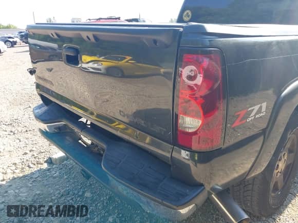 2005 Chevrolet Silverado 1500 LS z VIN 2GCEK13T051336111, wystawiony jako IAAI lot #42639214 z przebiegiem 224 915 mil mil oraz . Historia ofert i sprzedaży dostępna na DreamBid. Obrazek 17.