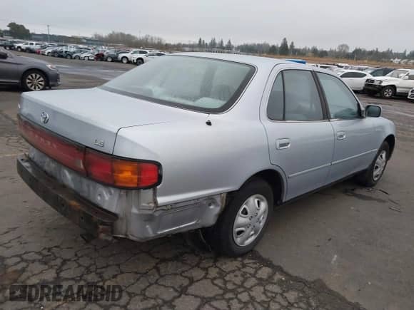 1994 Toyota Camry LE z VIN JT2SK12E2R0207688, wystawiony jako IAAI lot #41323827 z przebiegiem 162 680 mil mil oraz . Historia ofert i sprzedaży dostępna na DreamBid. Obrazek 4.