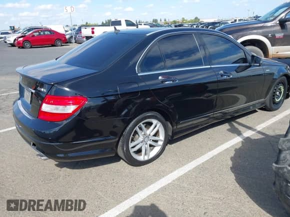 2011 Mercedes-Benz C 300 Sport z VIN WDDGF5EB3BR180681, wystawiony jako IAAI lot #43427281 z przebiegiem 219 550 mil mil oraz . Historia ofert i sprzedaży dostępna na DreamBid. Obrazek 4.