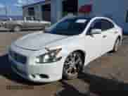 2013 Nissan Maxima S z VIN 1N4AA5AP9DC812580, wystawiony jako IAAI lot #43039510 z przebiegiem 193 523 mil mil oraz . Historia ofert i sprzedaży dostępna na DreamBid. Obrazek 2.