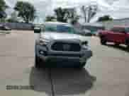 2019 Toyota Tacoma TRD Off Road z VIN 3TMCZ5AN7KM210332, wystawiony jako Copart lot #81743135 z przebiegiem 90 681 mil mil oraz Szkoda całkowita • Salvage title. Historia ofert i sprzedaży dostępna na DreamBid. Obrazek 14.