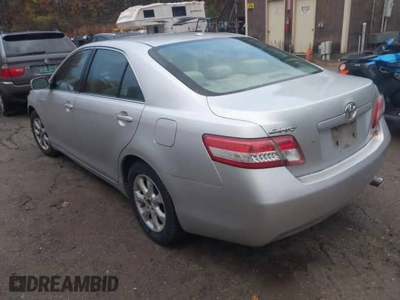 2011 Toyota Camry LE z VIN 4T4BF3EK6BR179967, wystawiony jako IAAI lot #43493849 z przebiegiem 76 824 mil mil oraz . Historia ofert i sprzedaży dostępna na DreamBid. Obrazek 3.