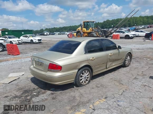 2004 Hyundai Sonata GLS with VIN KMHWF35H84A949445, listed as a IAAI auction lot 42625773 with 214,665 mi miles and . Bid and sale history available at DreamBid. Image 4.