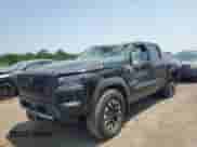 2024 Nissan Frontier Pro-4X z VIN 1N6ED1EKXRN656164, wystawiony jako Copart lot #60503835 z przebiegiem Nie podano mil oraz Szkoda całkowita • Salvage title. Historia ofert i sprzedaży dostępna na DreamBid. Obrazek 1.