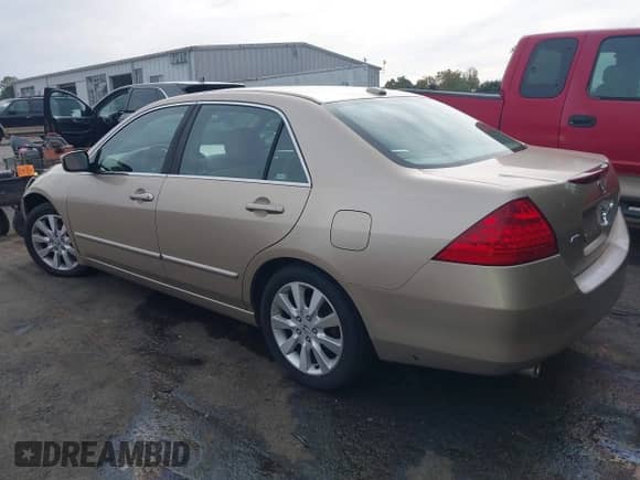 2007 Honda Accord EX-L z VIN 1HGCM66597A051235, wystawiony jako IAAI lot #43429404 z przebiegiem 135 720 mil mil oraz . Historia ofert i sprzedaży dostępna na DreamBid. Obrazek 3.