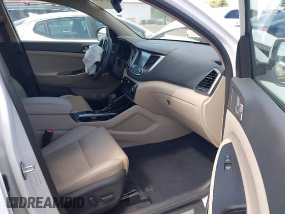 2018 Hyundai Tucson Value z VIN KM8J33A24JU717004, wystawiony jako IAAI lot #42542307 z przebiegiem 53 274 mil mil oraz . Historia ofert i sprzedaży dostępna na DreamBid. Obrazek 5.