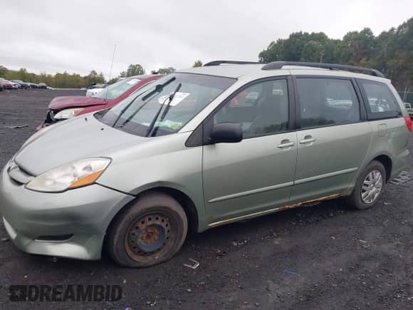 2010 Toyota Sienna CE z VIN 5TDKK4CCXAS303057, wystawiony jako IAAI lot #43411711 z przebiegiem 153 537 mil mil oraz . Historia ofert i sprzedaży dostępna na DreamBid. Obrazek 6.