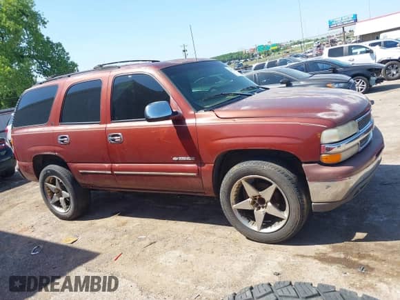 2000 Chevrolet Tahoe LS z VIN 1GNEC13T4YJ105131, wystawiony jako IAAI lot #42244209 z przebiegiem 242 008 mil mil oraz . Historia ofert i sprzedaży dostępna na DreamBid. Obrazek 13.