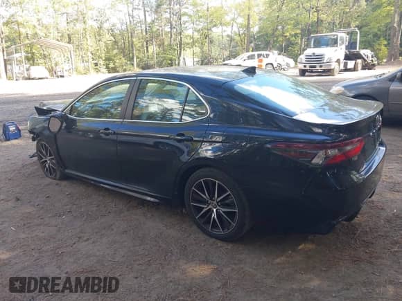 2022 Toyota Camry SE z VIN 4T1G11AK2NU004919, wystawiony jako IAAI lot #43390872 z przebiegiem 59 923 mil mil oraz . Historia ofert i sprzedaży dostępna na DreamBid. Obrazek 3.