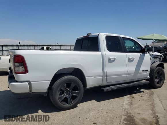 2020 Ram 1500 Big Horn z VIN 1C6RREBT9LN121612, wystawiony jako Copart lot #68733355 z przebiegiem 79 061 mil mil oraz Szkoda całkowita • Salvage title. Historia ofert i sprzedaży dostępna na DreamBid. Obrazek 3.