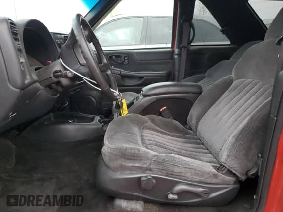 2001 Chevrolet Blazer LS z VIN 1GNCT18WX1K246960, wystawiony jako Copart lot #85066144 z przebiegiem 133 157 mil mil oraz Szkoda całkowita • Salvage title. Historia ofert i sprzedaży dostępna na DreamBid. Obrazek 7.