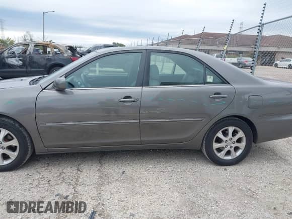 2005 Toyota Camry LE z VIN 4T1BF30K35U604602, wystawiony jako IAAI lot #43415458 z przebiegiem 217 265 mil mil oraz . Historia ofert i sprzedaży dostępna na DreamBid. Obrazek 6.