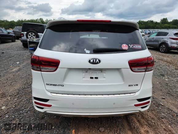 2018 Kia Sorento SX z VIN 5XYPKDA52JG377483, wystawiony jako Copart lot #63124635 z przebiegiem 125 691 mil mil oraz Szkoda całkowita • Salvage title. Historia ofert i sprzedaży dostępna na DreamBid. Obrazek 6.